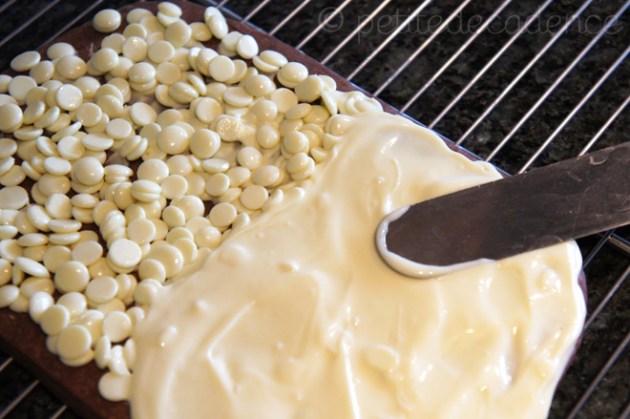 Smoothing the white chocolate